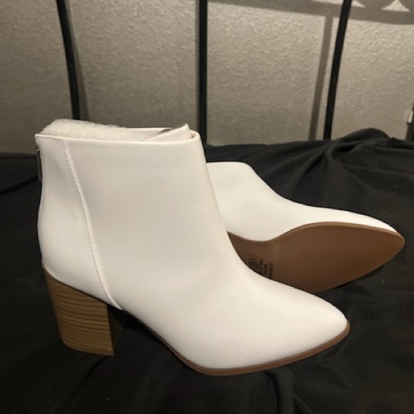 White Boots - Picture 1 of 1